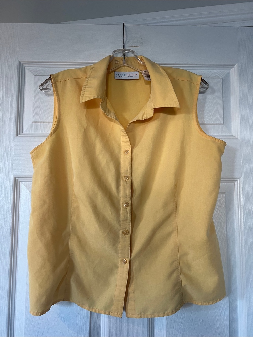 Liz Claiborne Sleeveless Button-Front Shirt in Soft Yellow